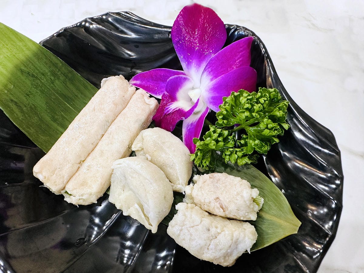 【涮金鍋】桃園火鍋最新口袋必吃名單!招牌黃金雞湯鍋煮什麼都好