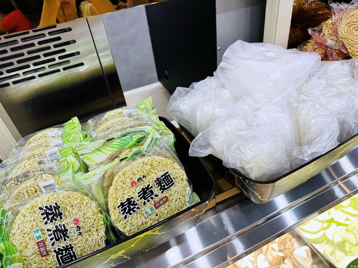 【涮金鍋】桃園火鍋最新口袋必吃名單!招牌黃金雞湯鍋煮什麼都好