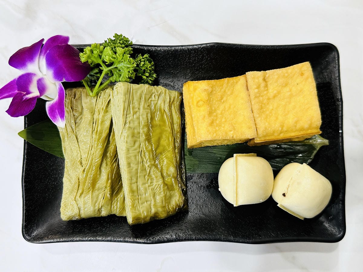 【涮金鍋】桃園火鍋最新口袋必吃名單!招牌黃金雞湯鍋煮什麼都好