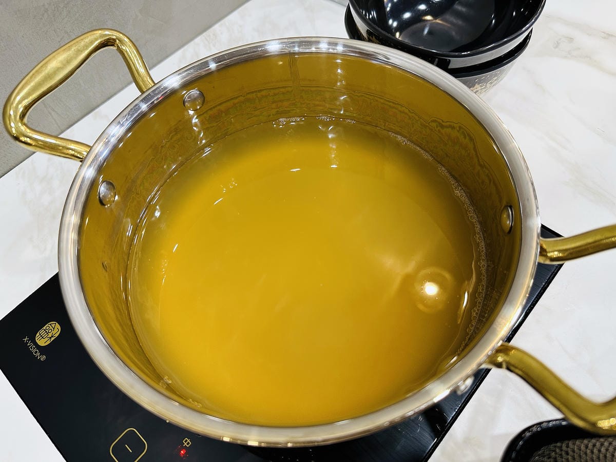 【涮金鍋】桃園火鍋最新口袋必吃名單!招牌黃金雞湯鍋煮什麼都好