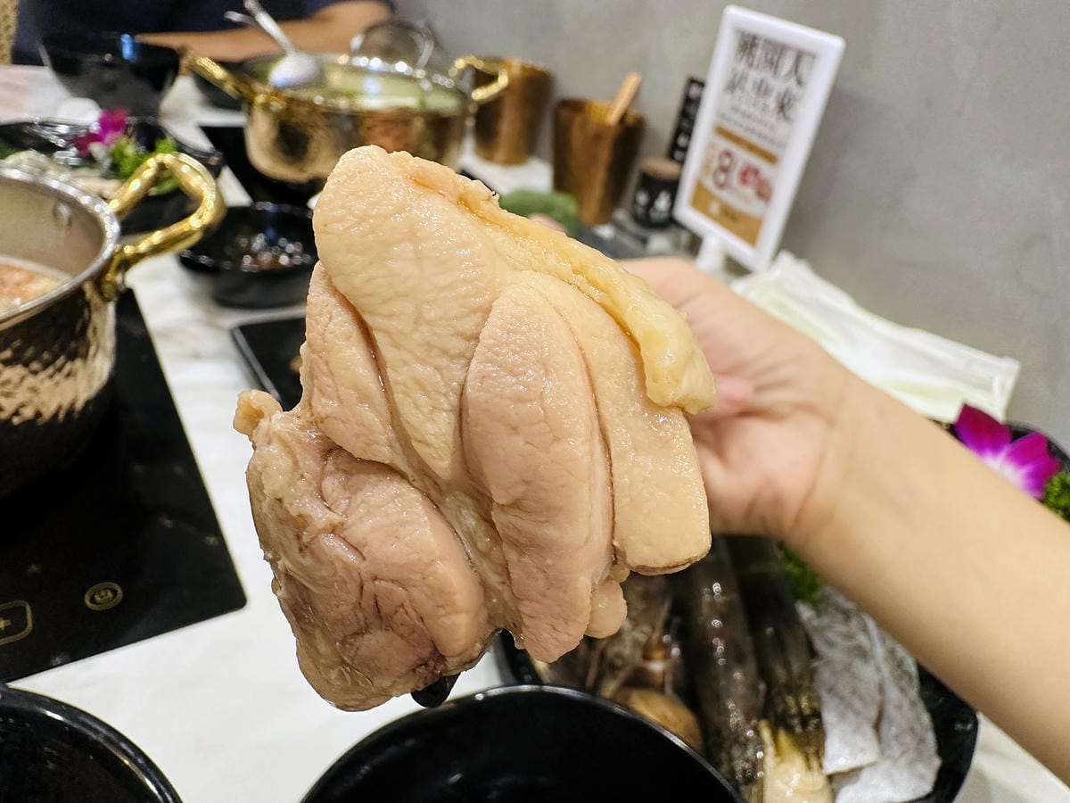 【涮金鍋】桃園火鍋最新口袋必吃名單!招牌黃金雞湯鍋煮什麼都好