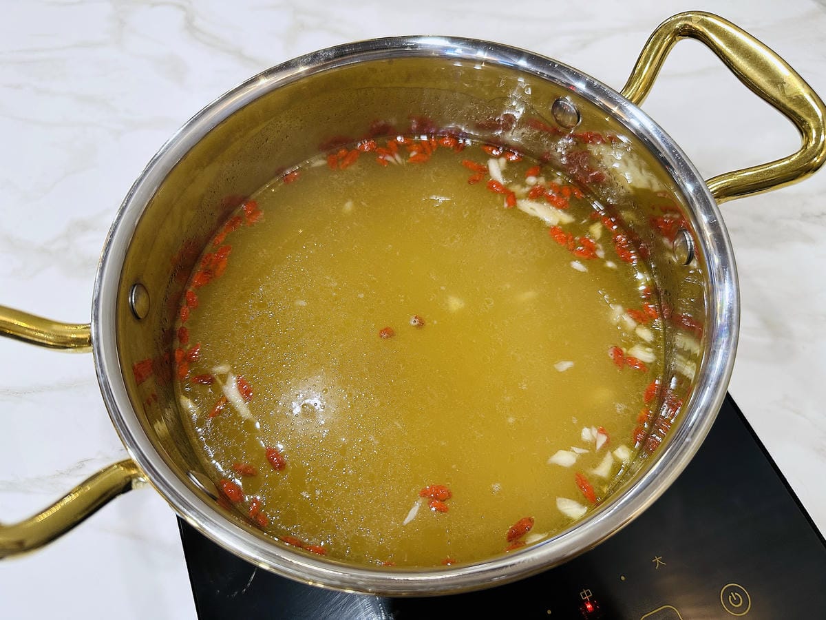 【涮金鍋】桃園火鍋最新口袋必吃名單!招牌黃金雞湯鍋煮什麼都好