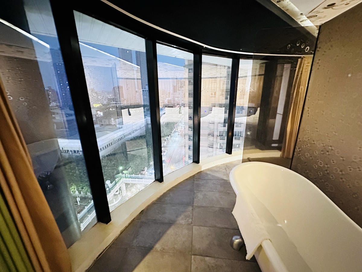 【草悟道文旅】台中西區住宿推薦!超美落地窗景觀浴缸網美房, 