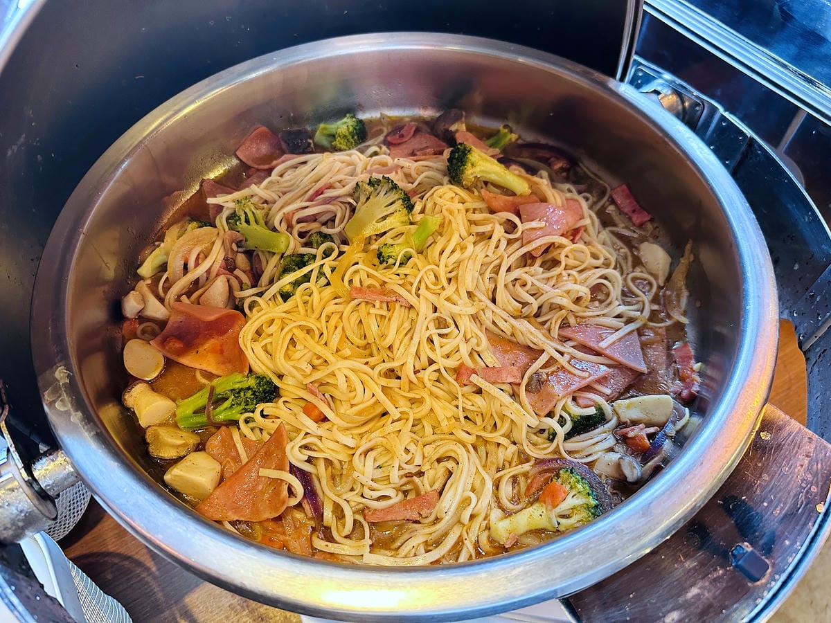 【草悟道文旅】台中西區住宿推薦!超美落地窗景觀浴缸網美房, 