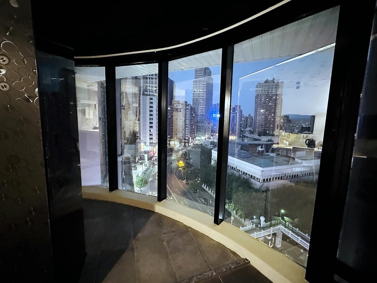 【草悟道文旅】台中西區住宿推薦!超美落地窗景觀浴缸網美房, 