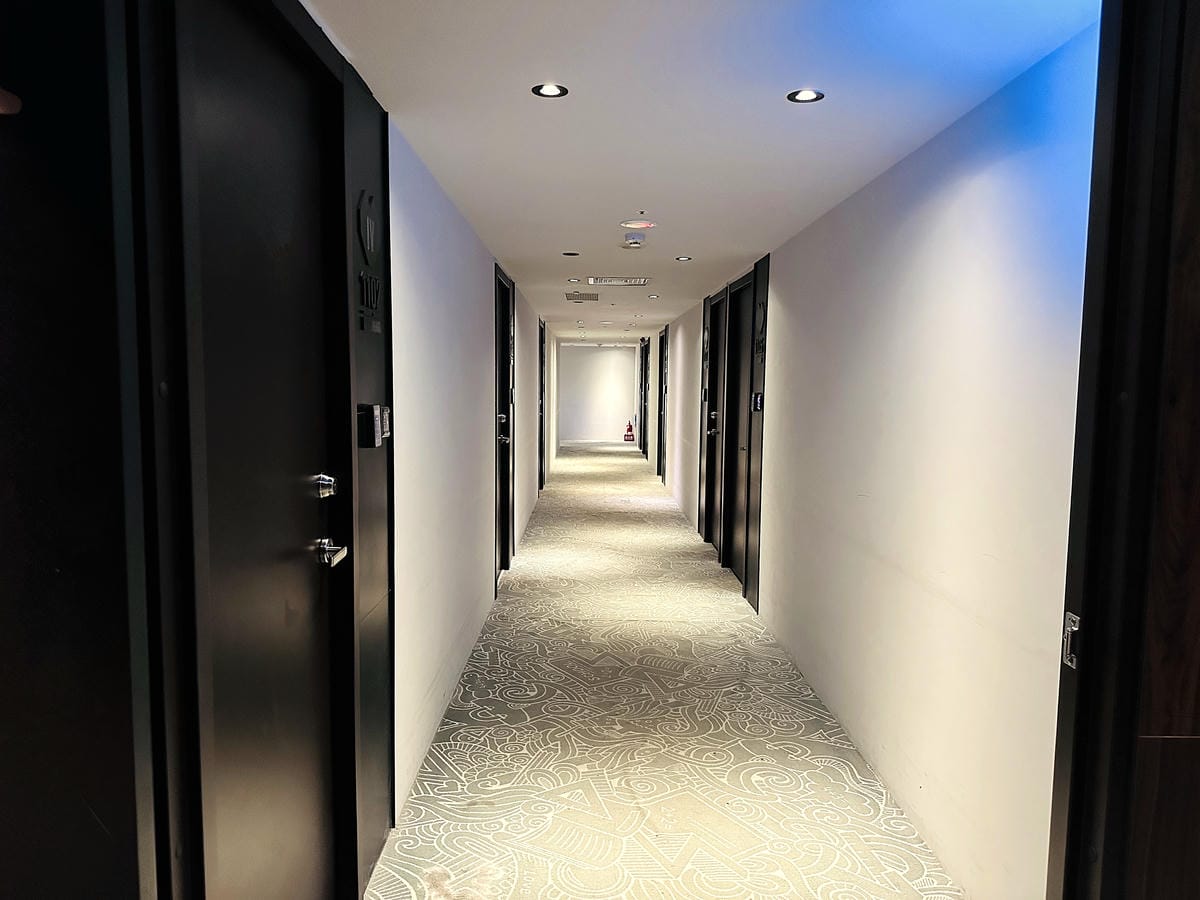 【草悟道文旅】台中西區住宿推薦!超美落地窗景觀浴缸網美房, 