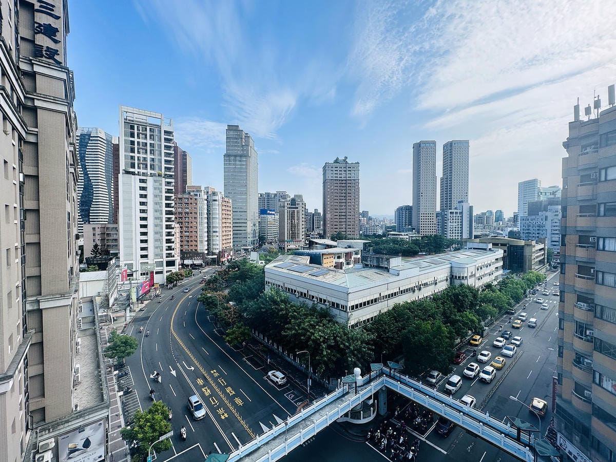 【草悟道文旅】台中西區住宿推薦!超美落地窗景觀浴缸網美房, 