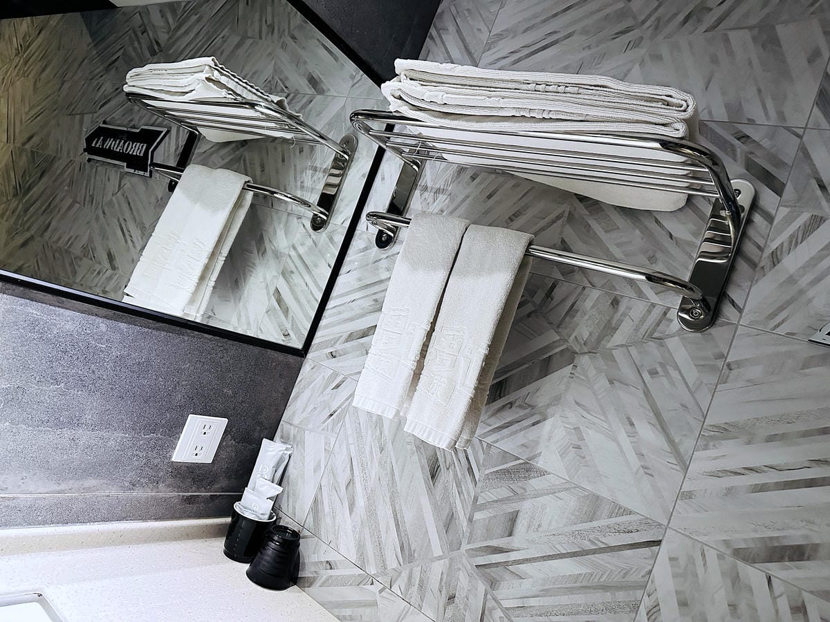 【草悟道文旅】台中西區住宿推薦!超美落地窗景觀浴缸網美房, 