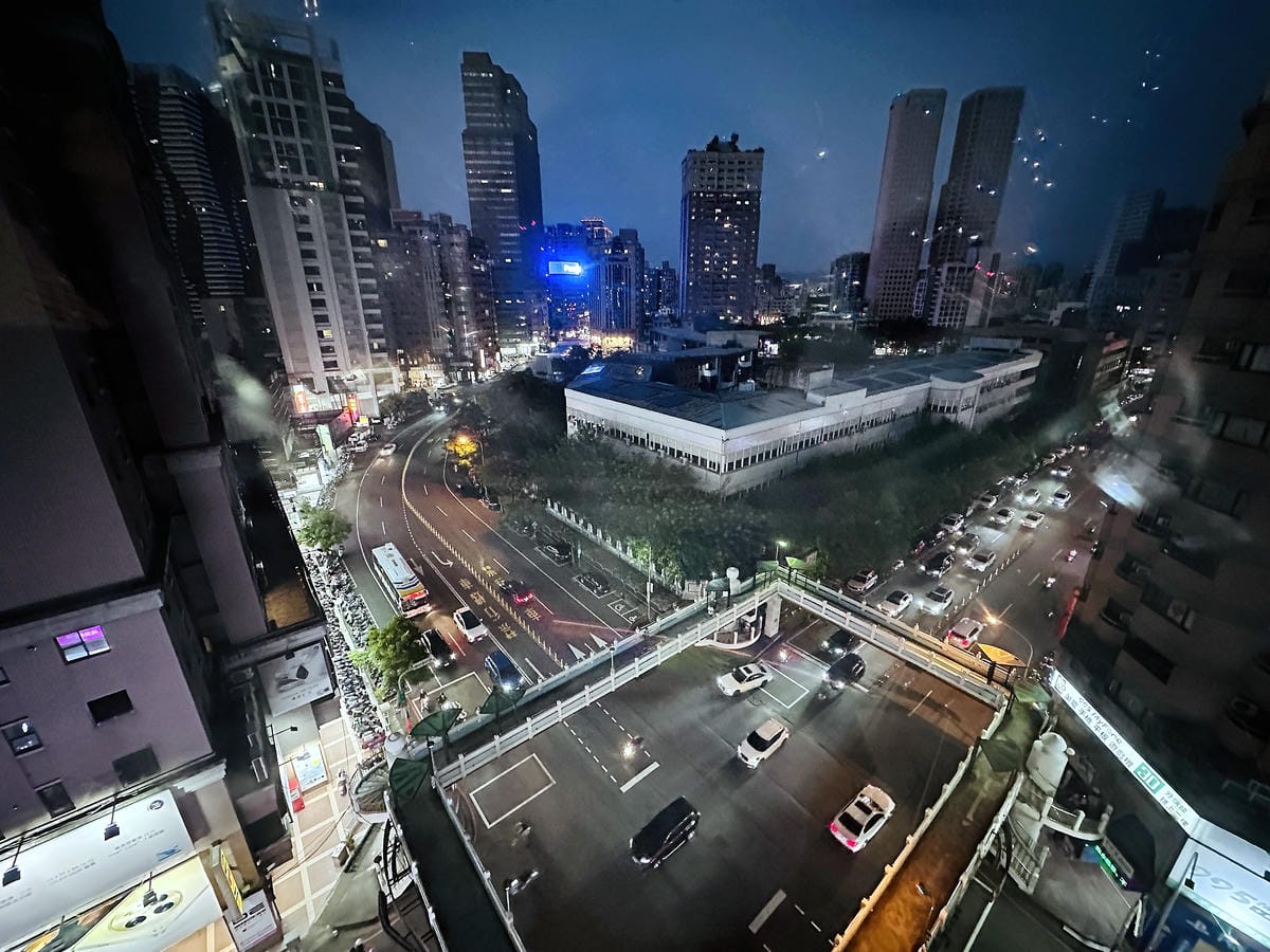 【草悟道文旅】台中西區住宿推薦!超美落地窗景觀浴缸網美房, 