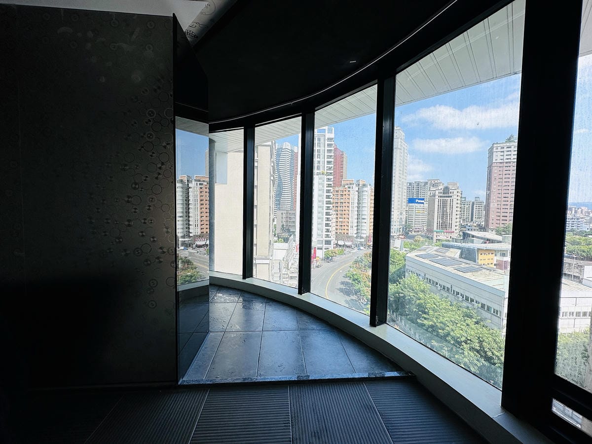 【草悟道文旅】台中西區住宿推薦!超美落地窗景觀浴缸網美房, 