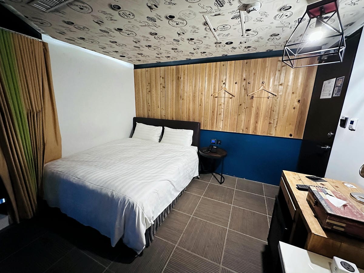 【草悟道文旅】台中西區住宿推薦!超美落地窗景觀浴缸網美房, 