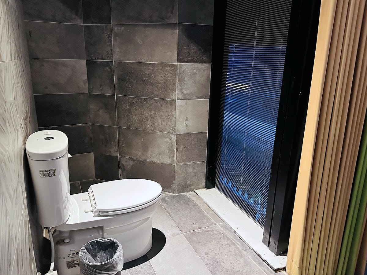 【草悟道文旅】台中西區住宿推薦!超美落地窗景觀浴缸網美房, 