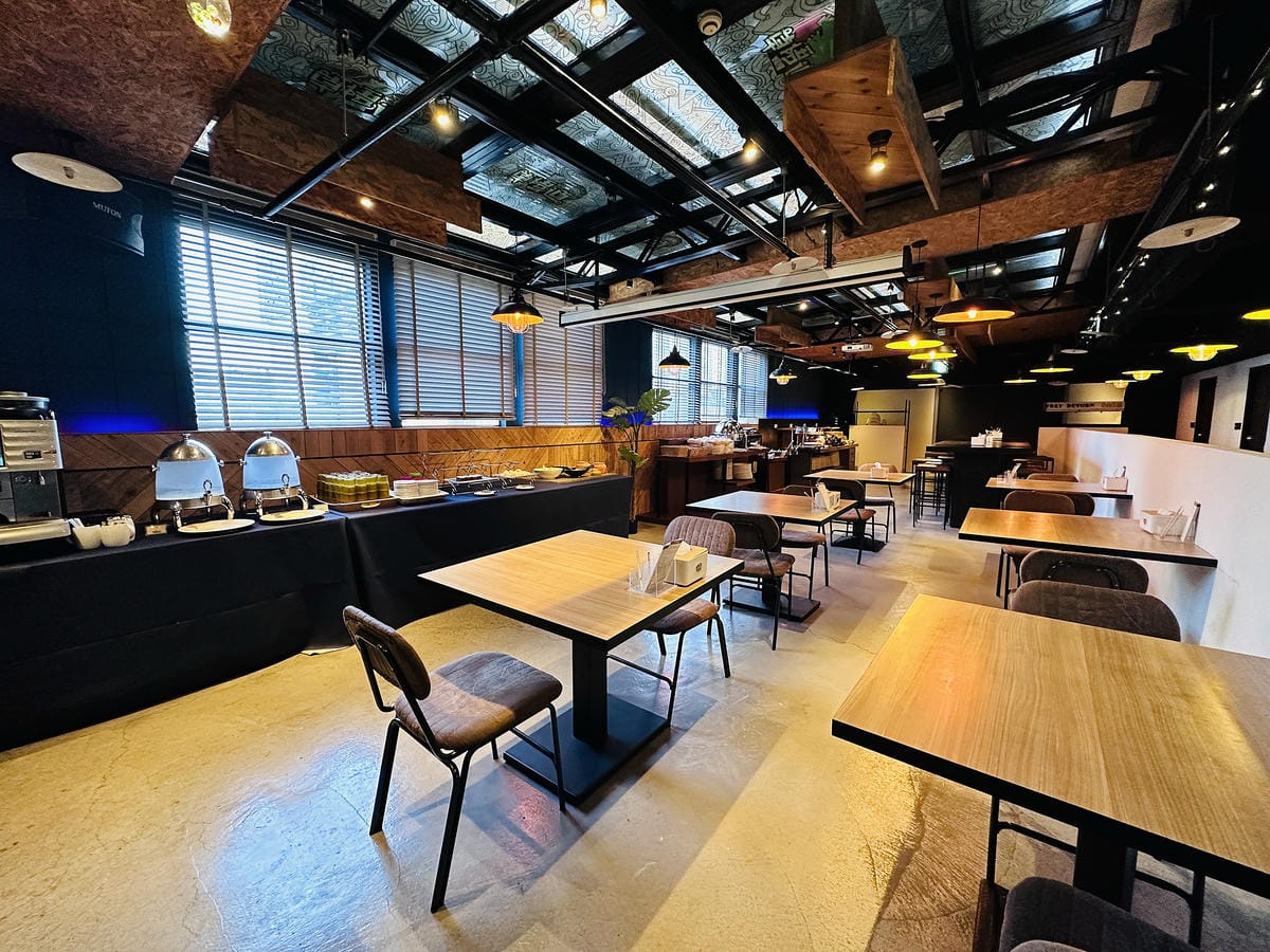 【草悟道文旅】台中西區住宿推薦!超美落地窗景觀浴缸網美房, 