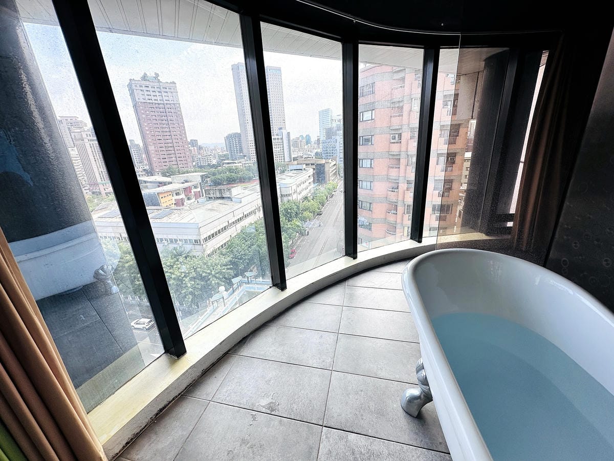 【草悟道文旅】台中西區住宿推薦!超美落地窗景觀浴缸網美房, 