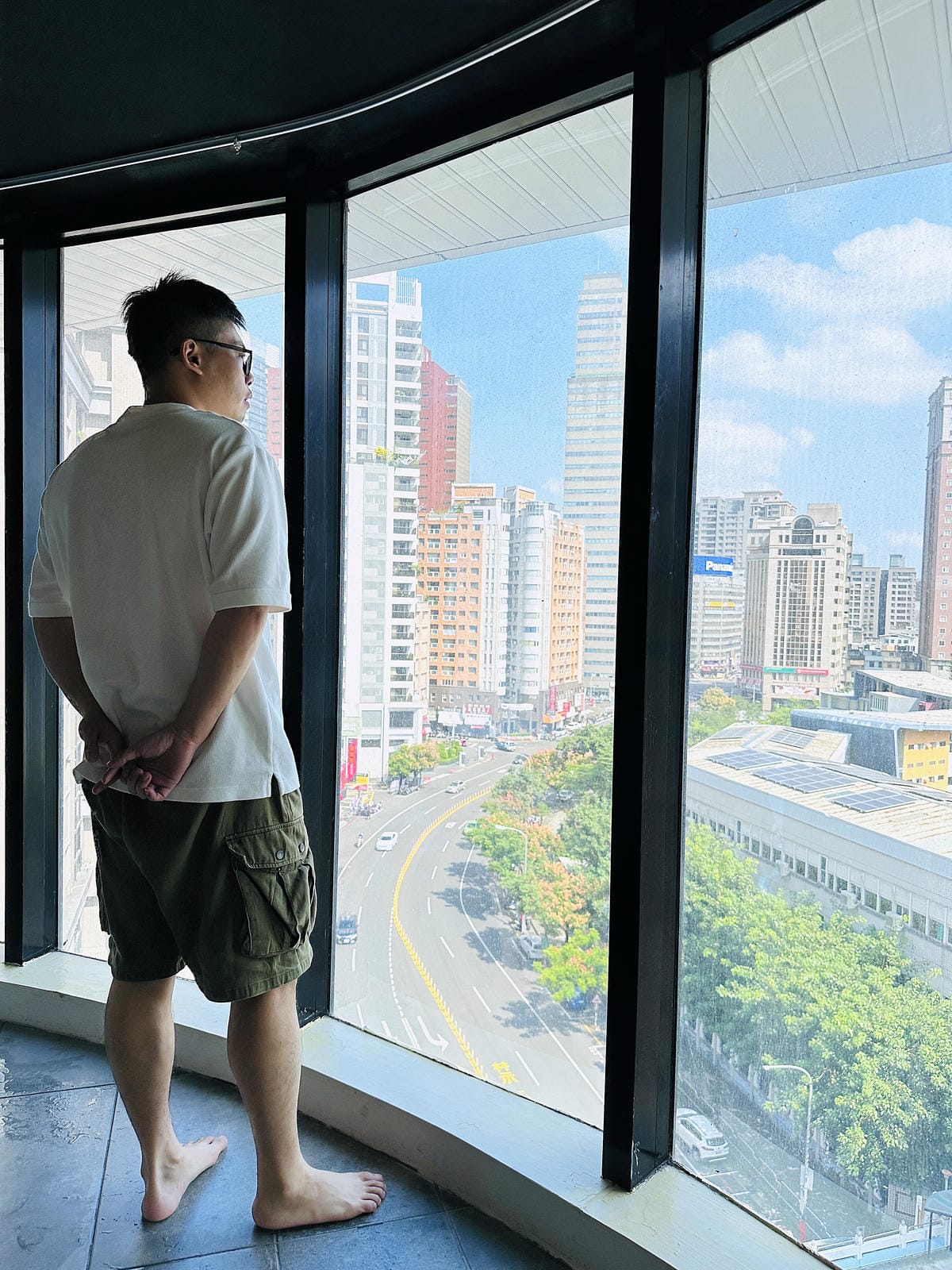 【草悟道文旅】台中西區住宿推薦!超美落地窗景觀浴缸網美房, 