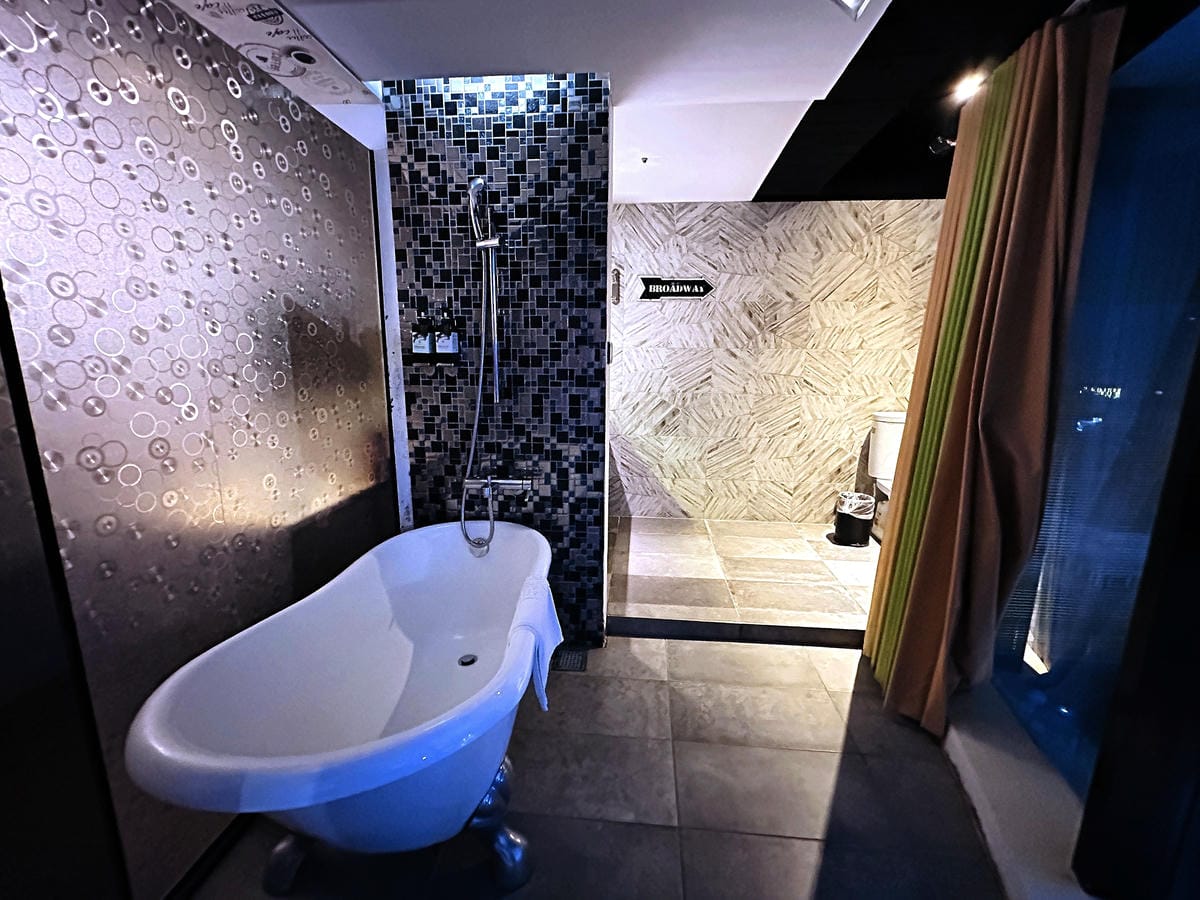 【草悟道文旅】台中西區住宿推薦!超美落地窗景觀浴缸網美房, 