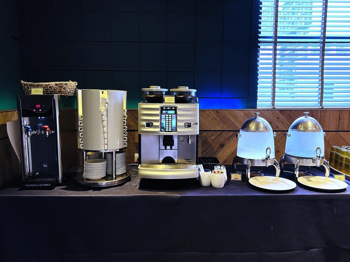 【草悟道文旅】台中西區住宿推薦!超美落地窗景觀浴缸網美房, 