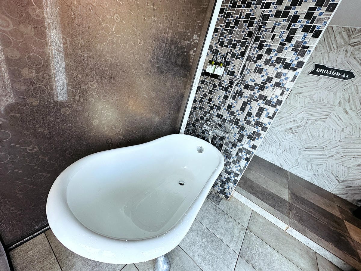 【草悟道文旅】台中西區住宿推薦!超美落地窗景觀浴缸網美房, 