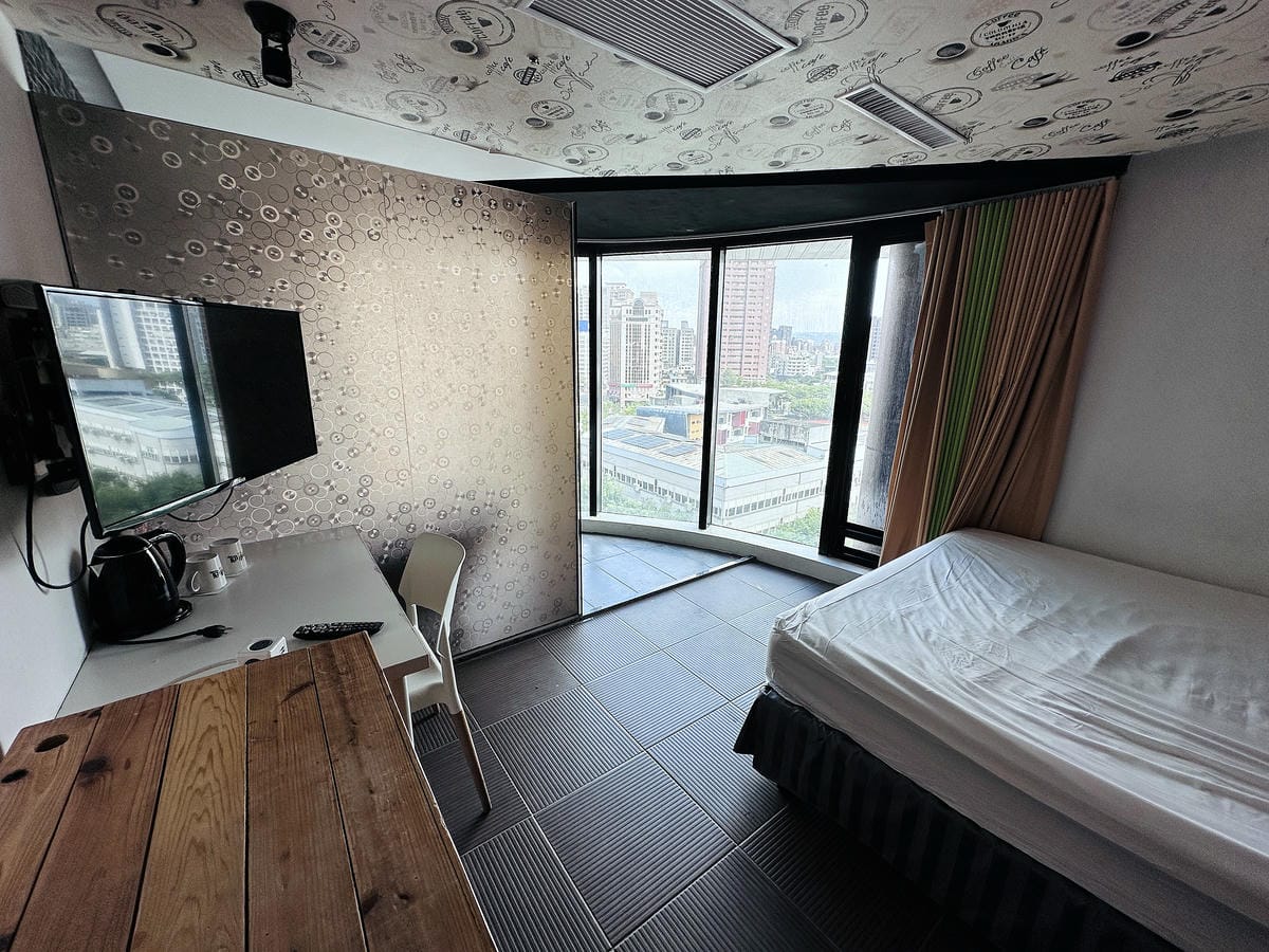 【草悟道文旅】台中西區住宿推薦!超美落地窗景觀浴缸網美房, 