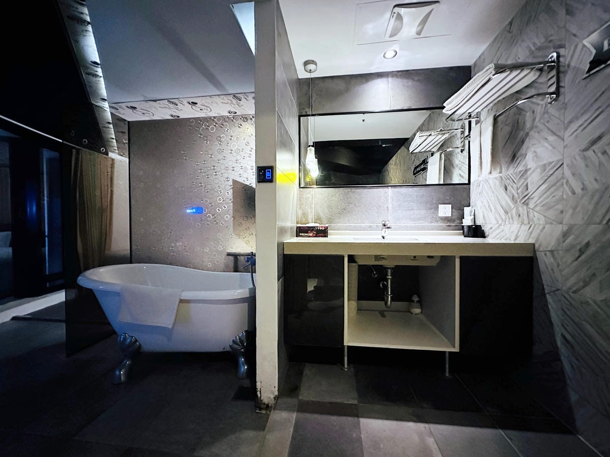 【草悟道文旅】台中西區住宿推薦!超美落地窗景觀浴缸網美房, 