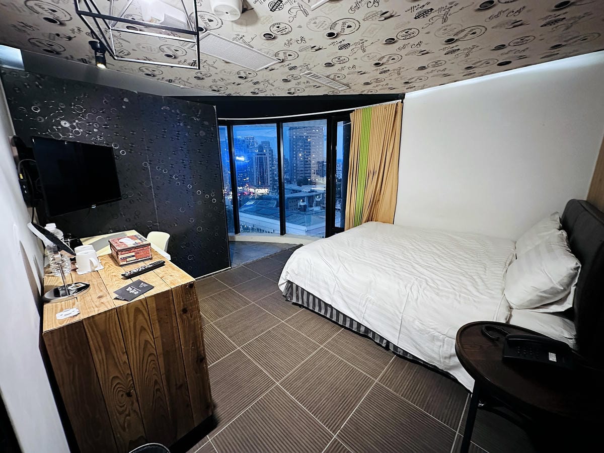 【草悟道文旅】台中西區住宿推薦!超美落地窗景觀浴缸網美房, 