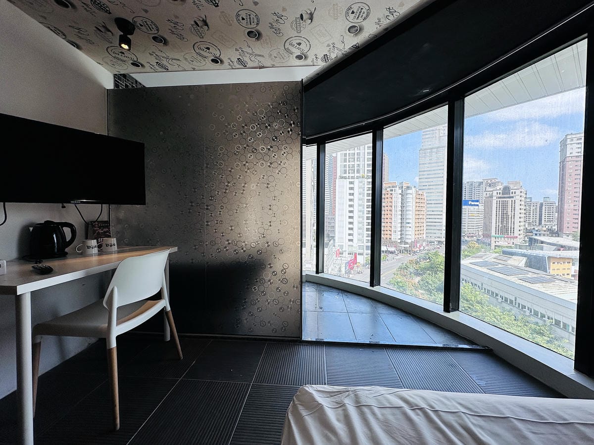 【草悟道文旅】台中西區住宿推薦!超美落地窗景觀浴缸網美房, 