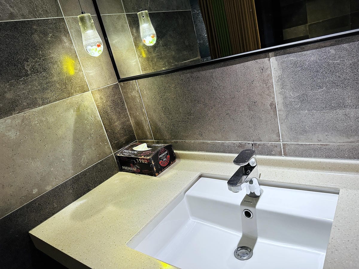 【草悟道文旅】台中西區住宿推薦!超美落地窗景觀浴缸網美房, 