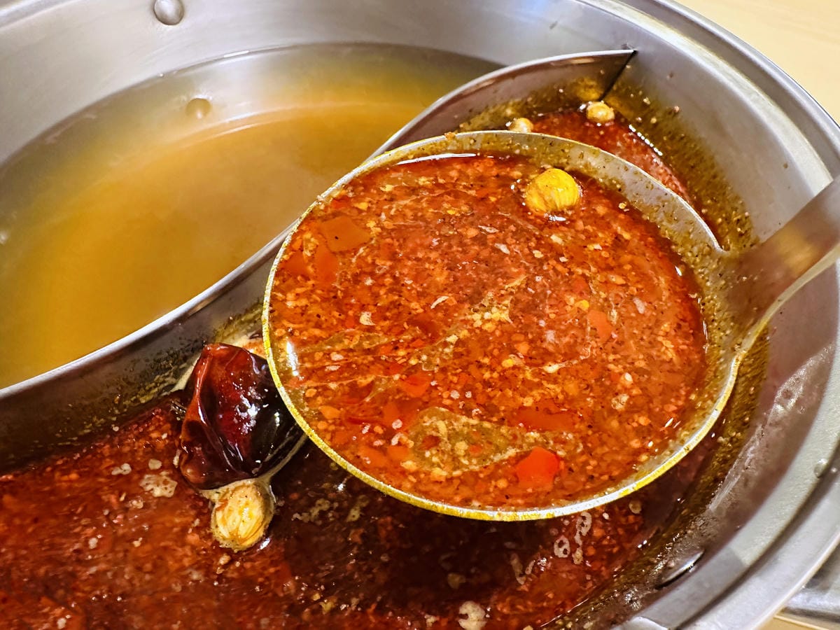 【何家香香麻辣鴛鴦鍋吃到飽】超過60種以上食材任君挑選!經典