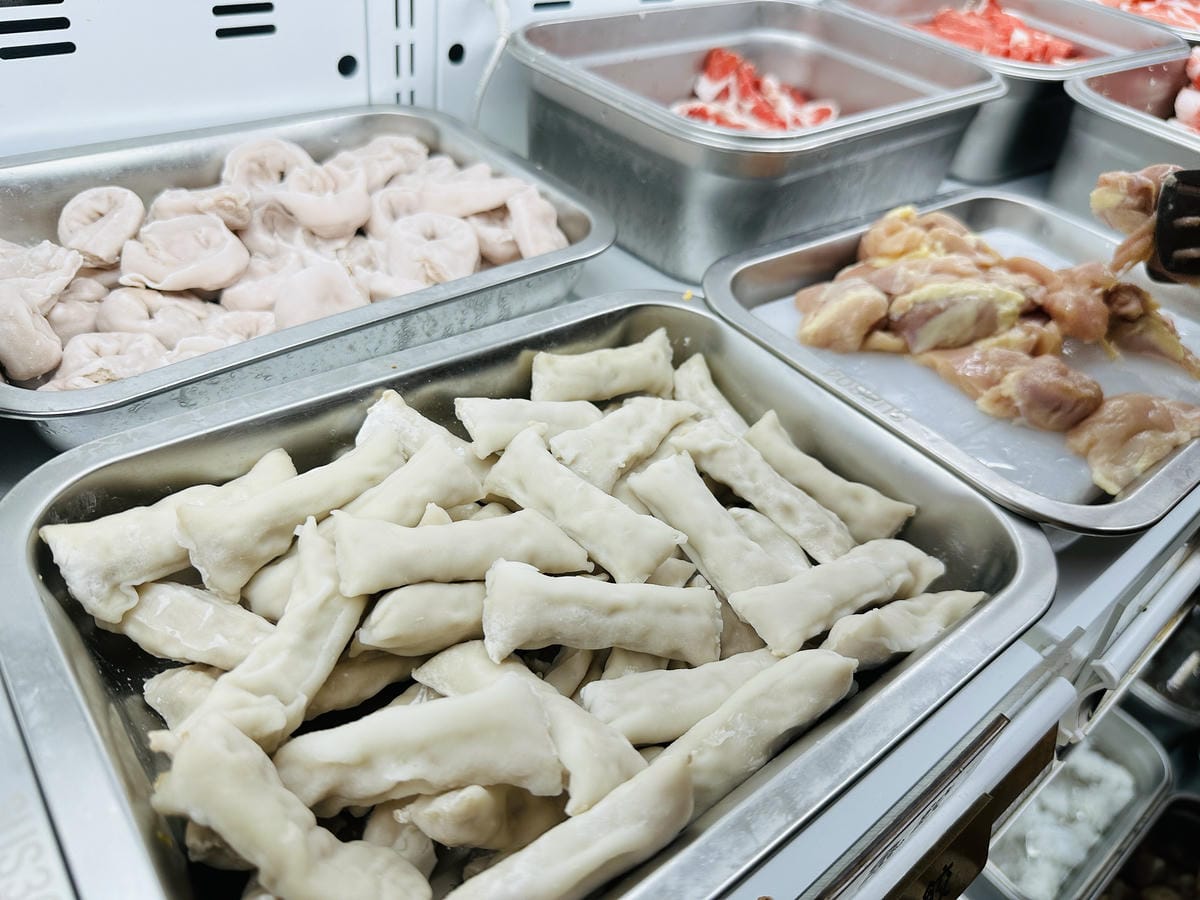 【何家香香麻辣鴛鴦鍋吃到飽】超過60種以上食材任君挑選!經典