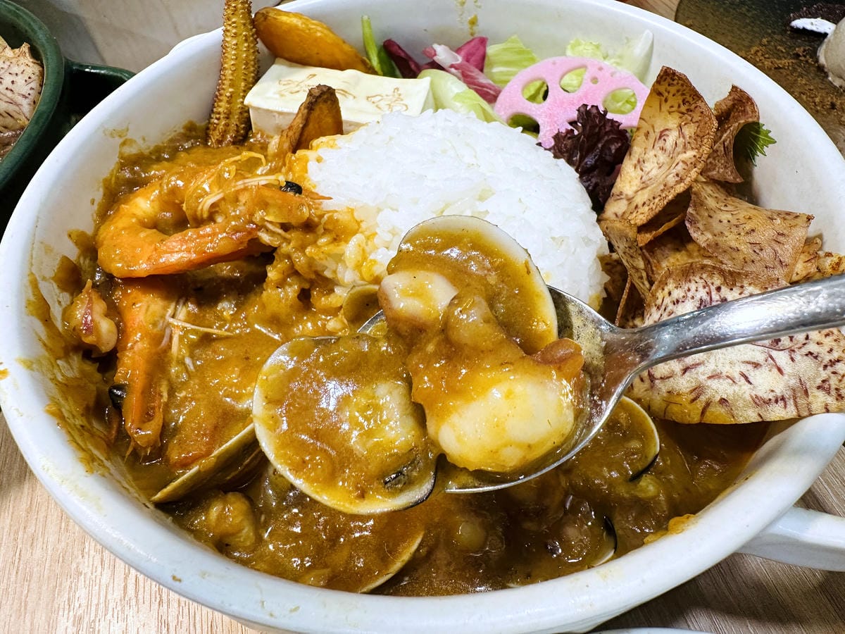 【咖一味】香料高手在民間!「牛骨黑咖哩」「蝦膏紅咖哩」「酸菜