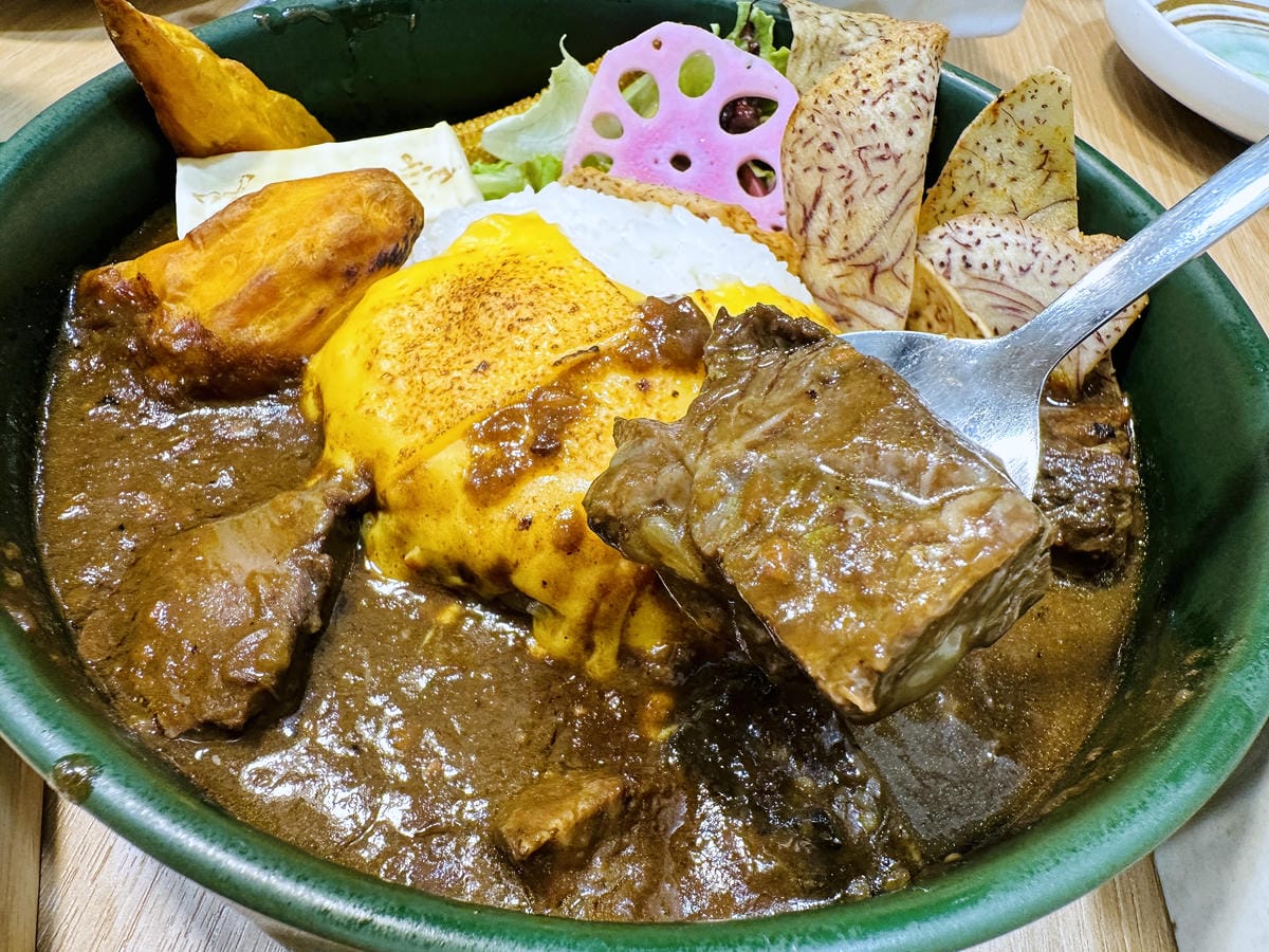 【咖一味】香料高手在民間!「牛骨黑咖哩」「蝦膏紅咖哩」「酸菜