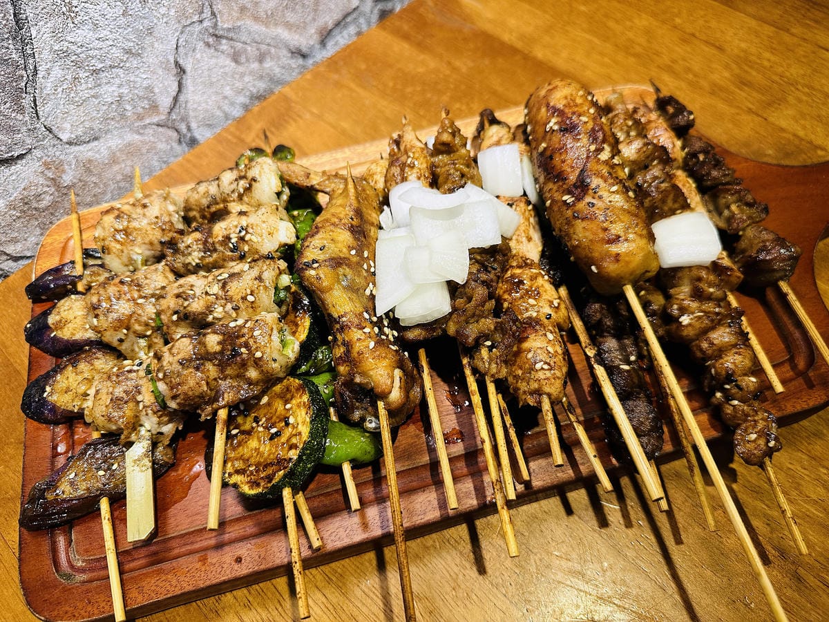 【士林串燒】士林夜市最新必吃美食!「串燒」烤功一流,還有媲美