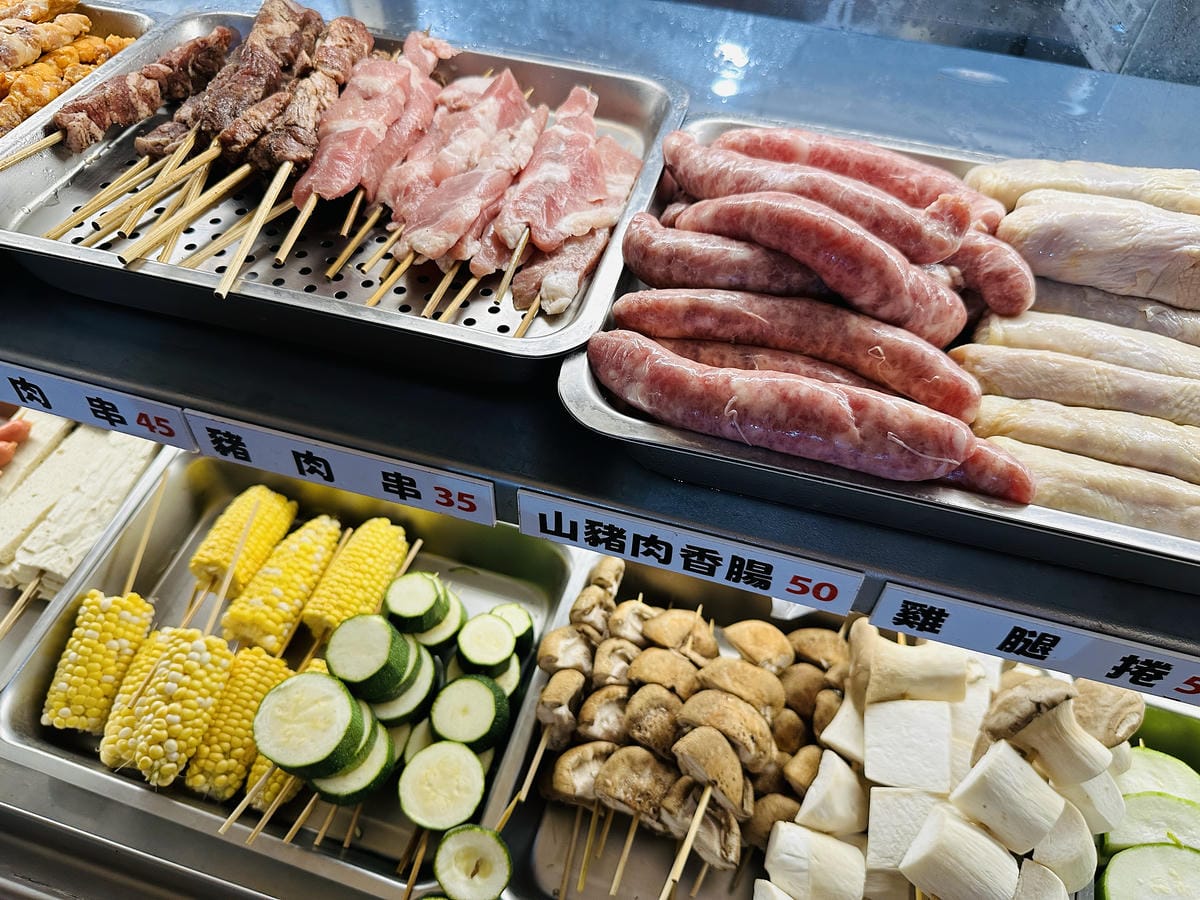【士林串燒】士林夜市最新必吃美食!「串燒」烤功一流,還有媲美
