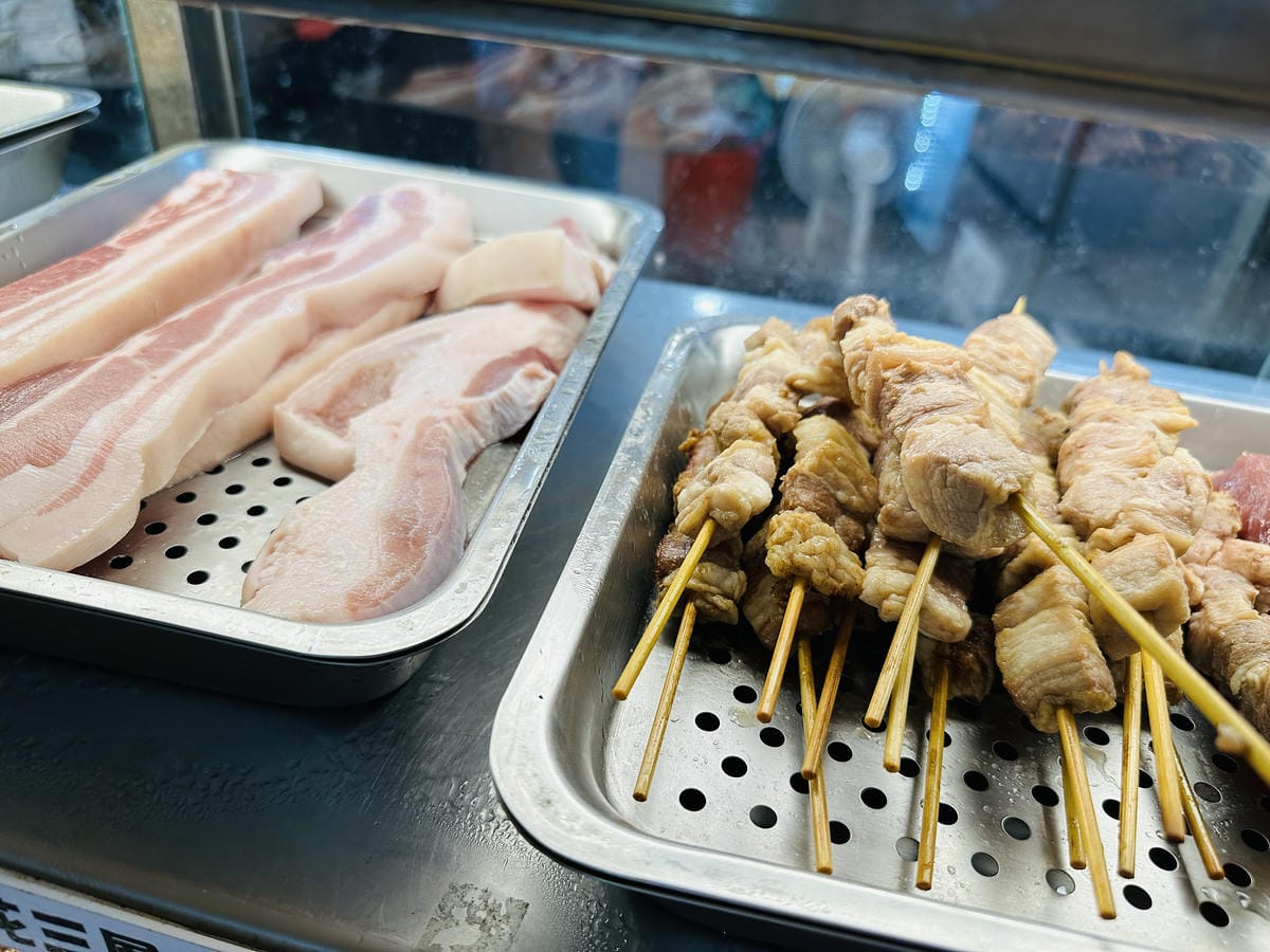 【士林串燒】士林夜市最新必吃美食!「串燒」烤功一流,還有媲美