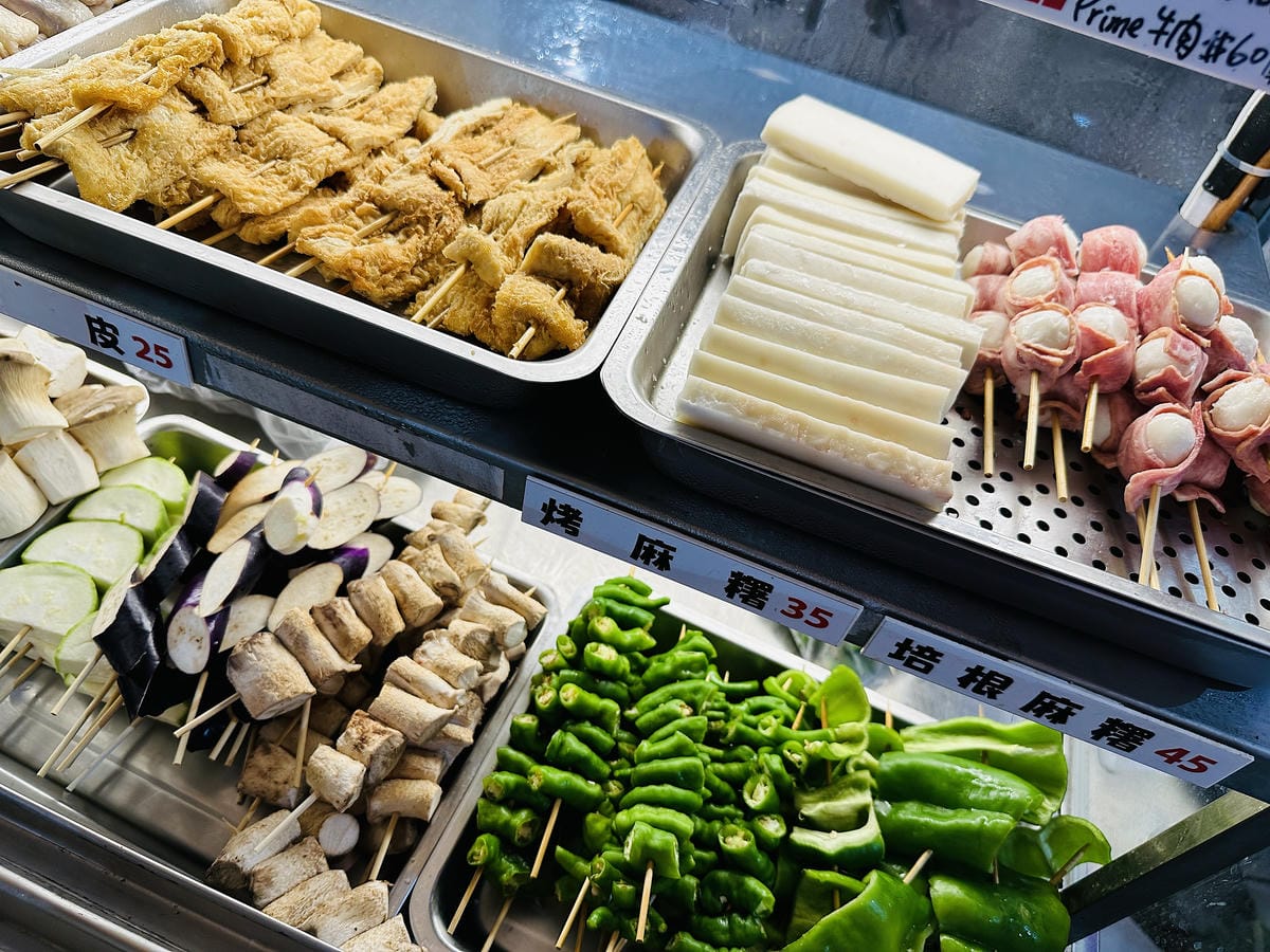 【士林串燒】士林夜市最新必吃美食!「串燒」烤功一流,還有媲美