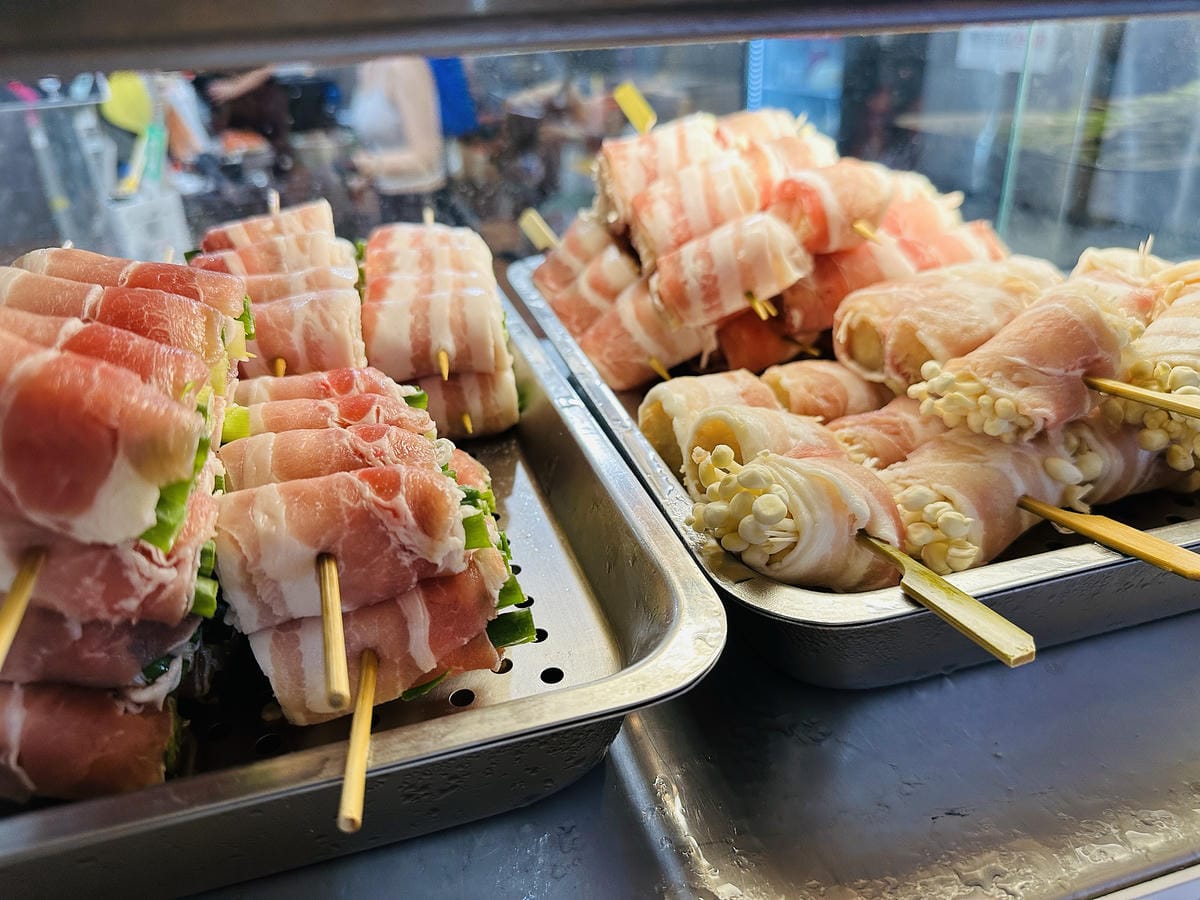 【士林串燒】士林夜市最新必吃美食!「串燒」烤功一流,還有媲美