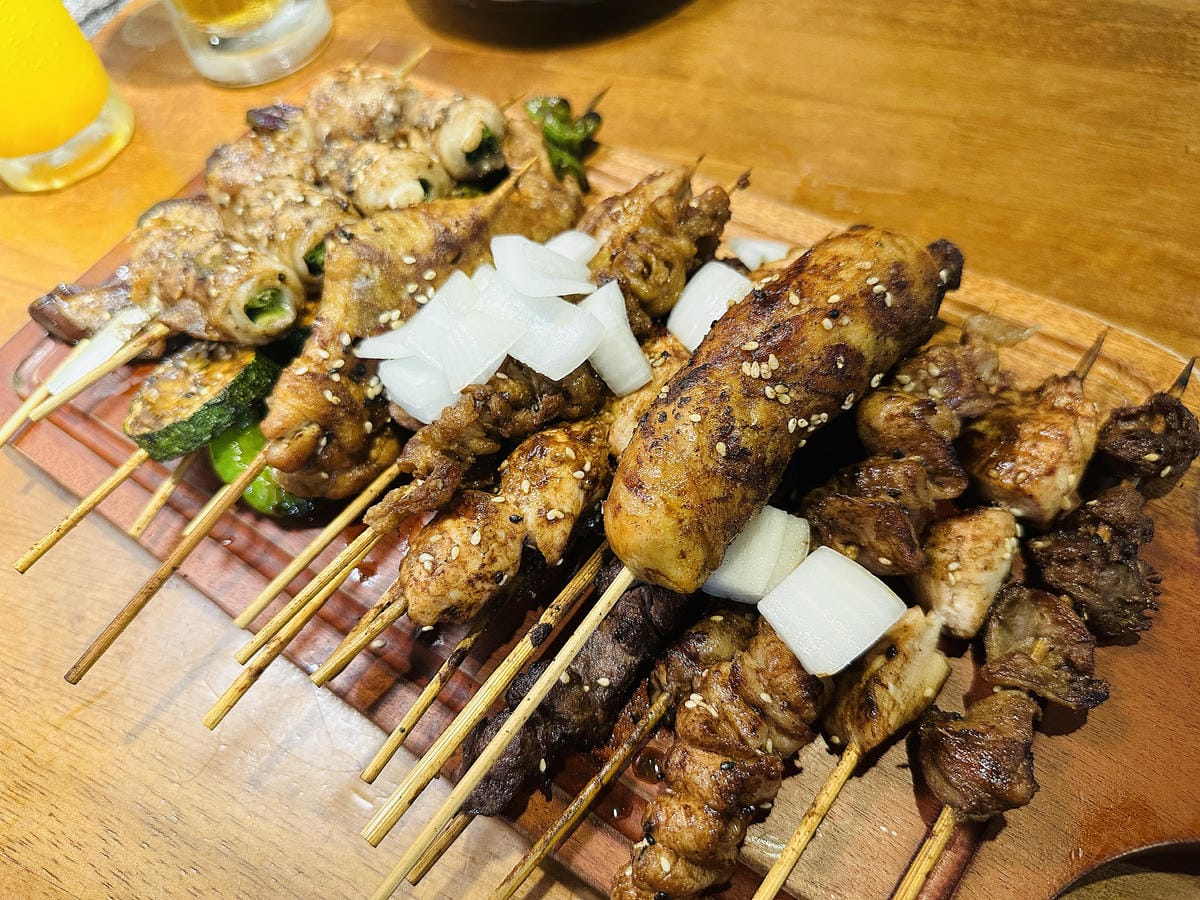 【士林串燒】士林夜市最新必吃美食!「串燒」烤功一流,還有媲美