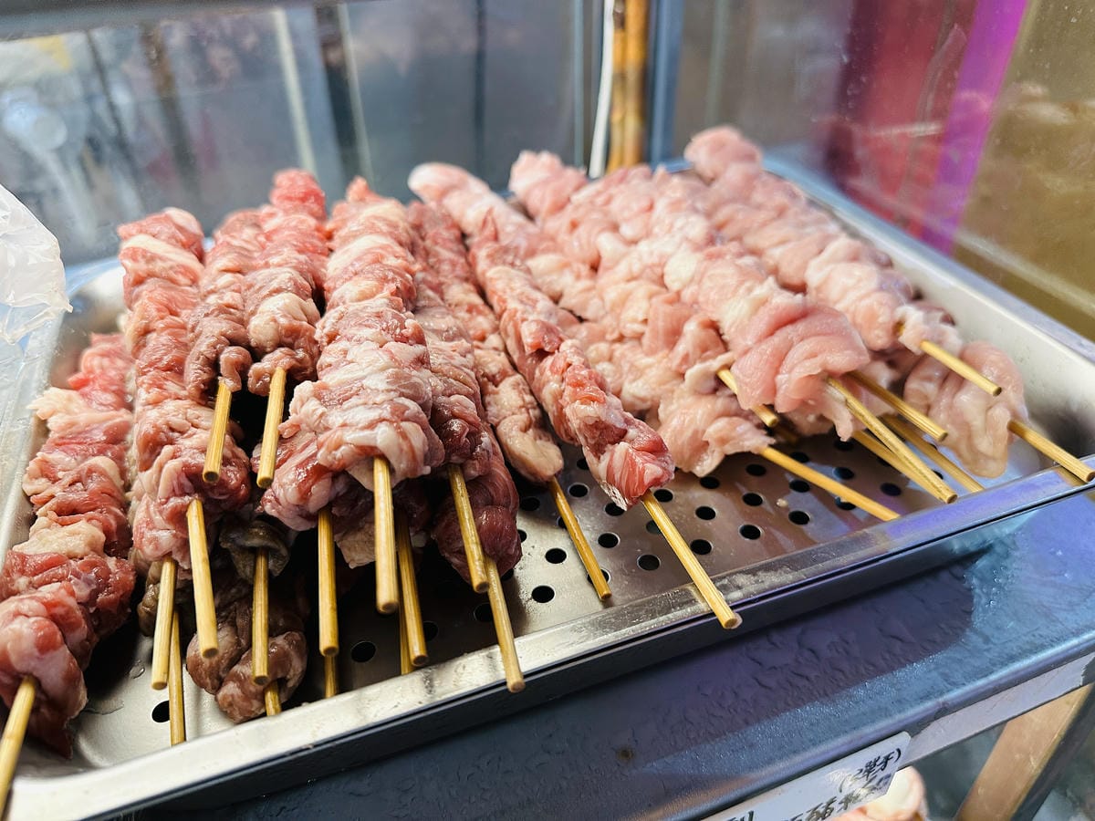 【士林串燒】士林夜市最新必吃美食!「串燒」烤功一流,還有媲美