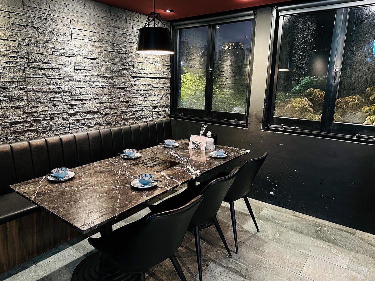 松江南京麻辣火鍋【石‧撈麻辣鴛鴦鍋】和牛火鍋吃到飽,生啤酒