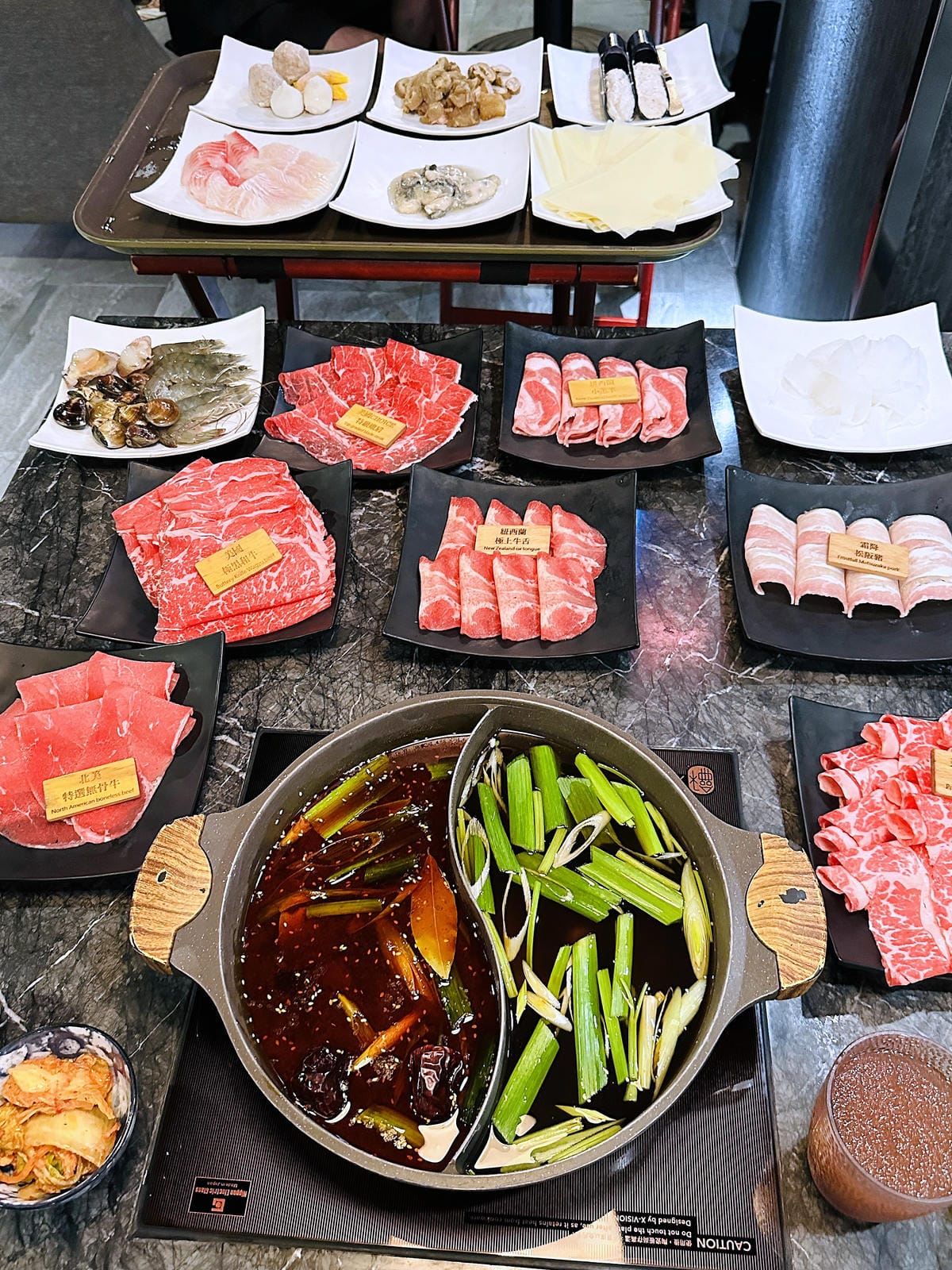 松江南京麻辣火鍋【石‧撈麻辣鴛鴦鍋】和牛火鍋吃到飽,生啤酒