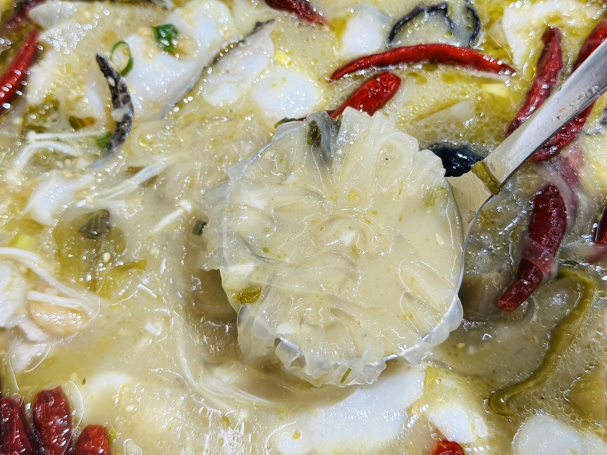 【狂一鍋酸菜魚 台北西門店】爆紅的『年輕時尚酸菜魚』,品狂一