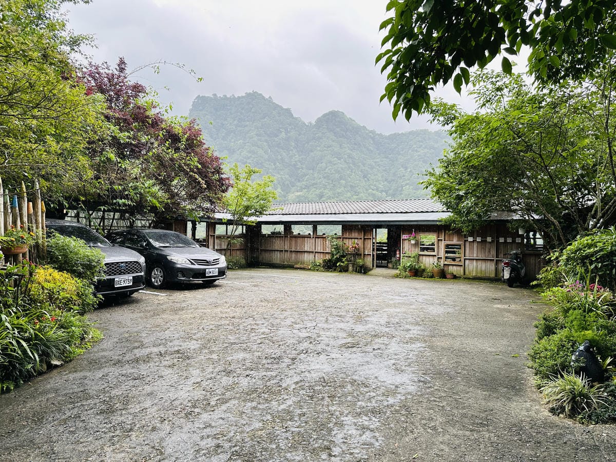 【山行寄野山行玫瑰】苗栗南庄山林秘境民宿與景觀咖啡廳,靜謐