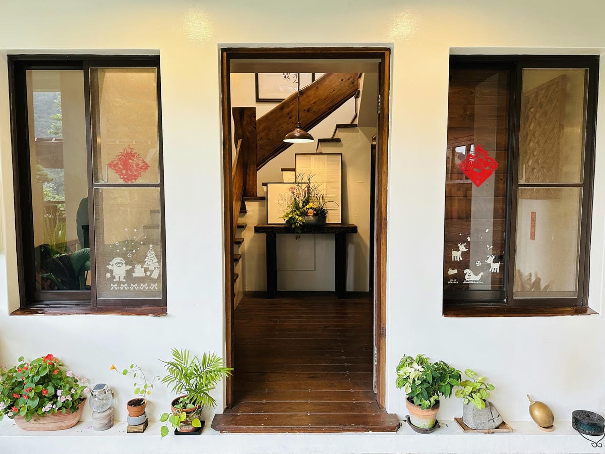 【山行寄野山行玫瑰】苗栗南庄山林秘境民宿與景觀咖啡廳,靜謐