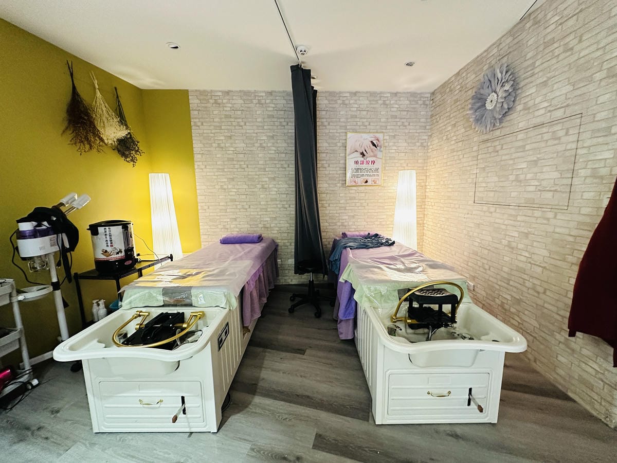 【亮足養生館】西門町按摩護理體驗推薦!媽媽放鬆首選舒適腳底