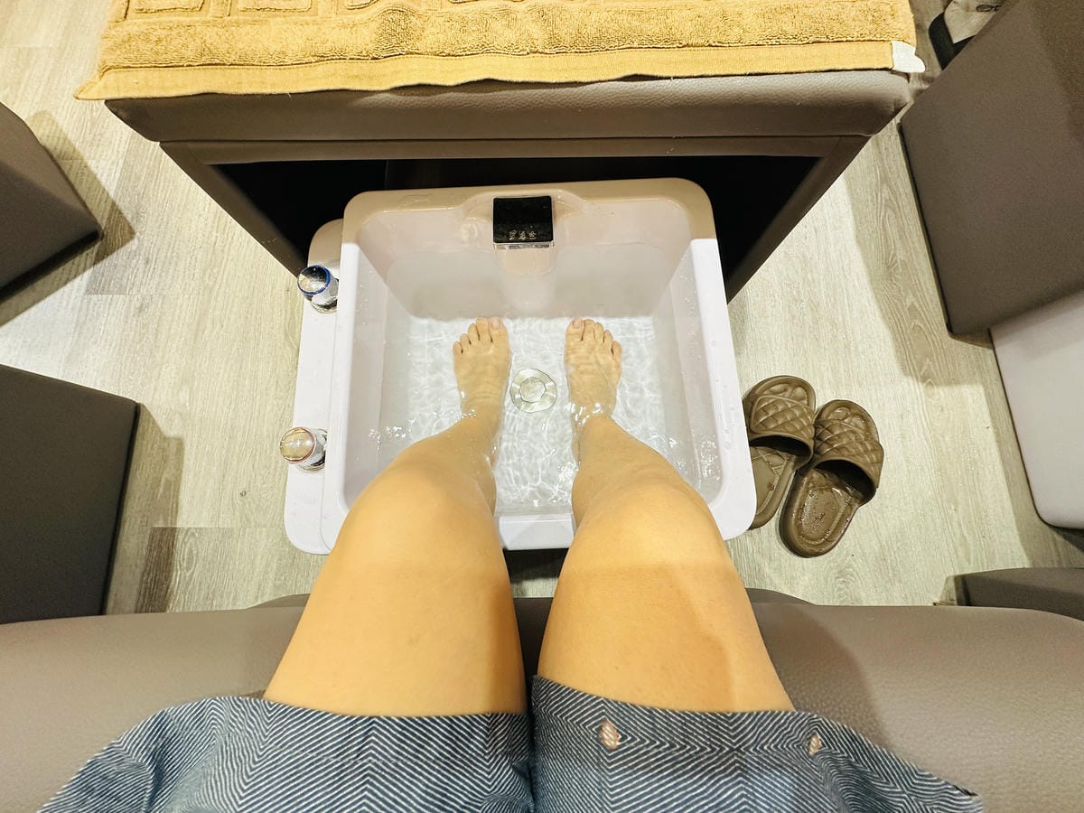 【亮足養生館】西門町按摩護理體驗推薦!媽媽放鬆首選舒適腳底