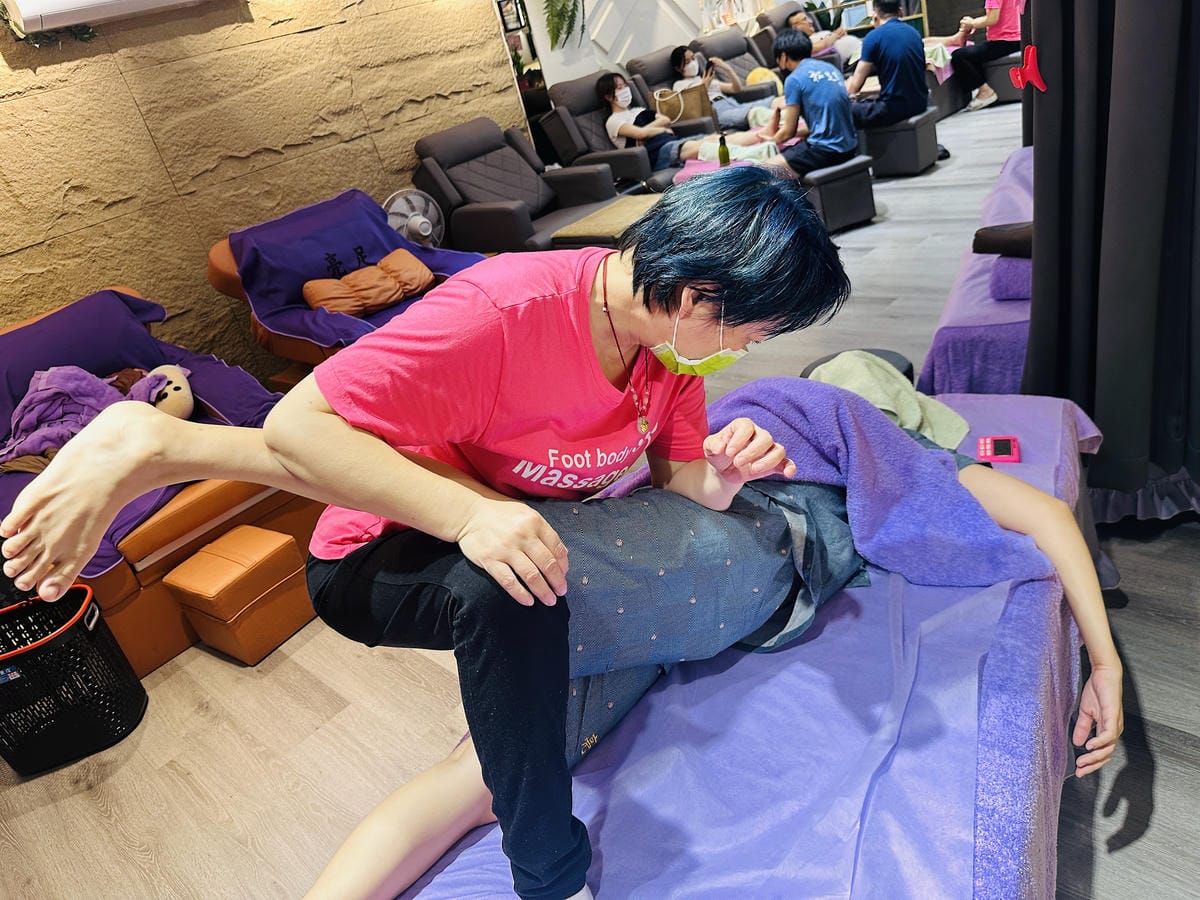 【亮足養生館】西門町按摩護理體驗推薦!媽媽放鬆首選舒適腳底