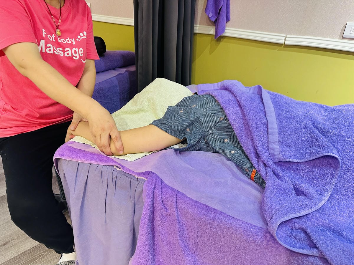 【亮足養生館】西門町按摩護理體驗推薦!媽媽放鬆首選舒適腳底