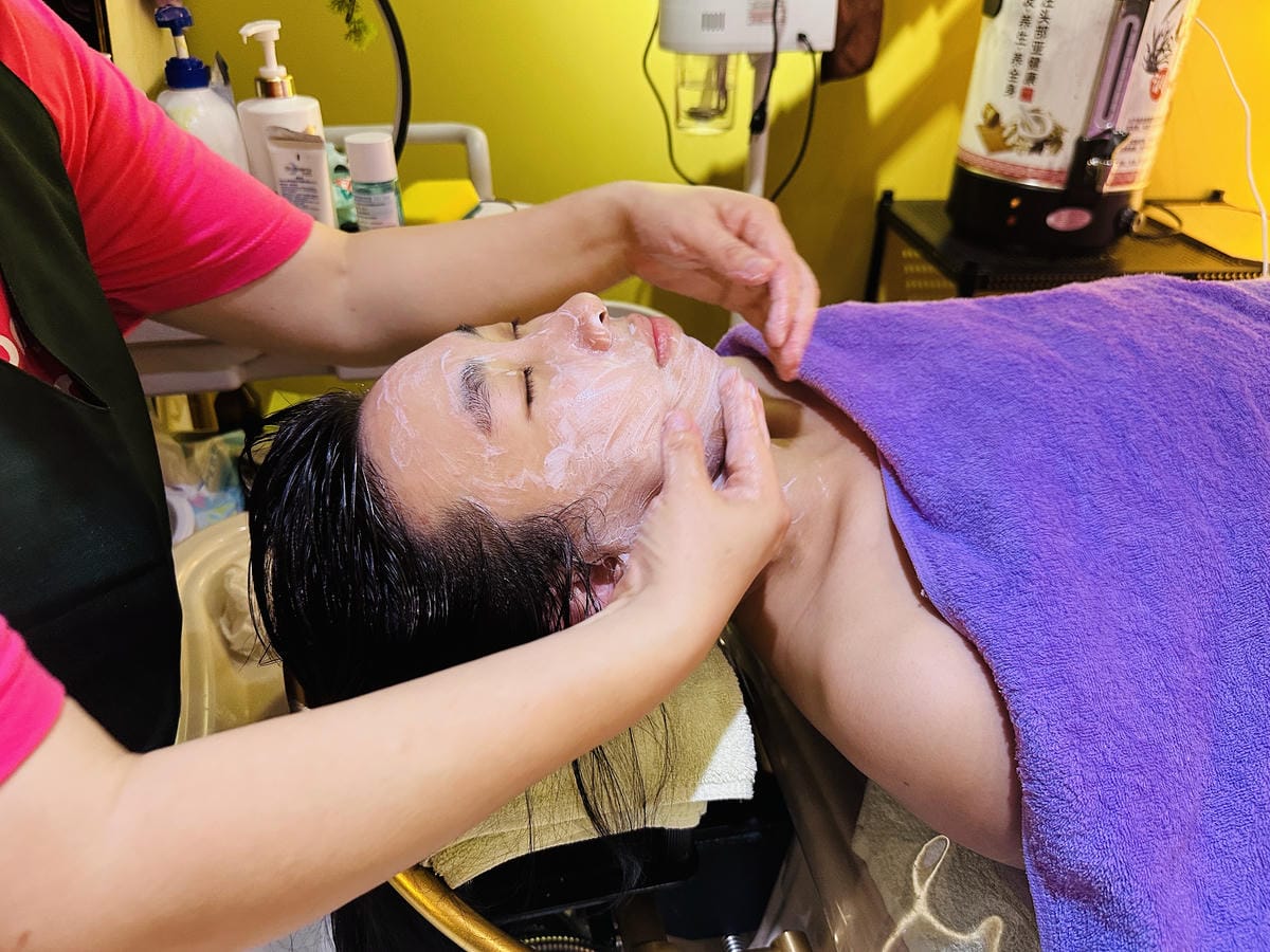 【亮足養生館】西門町按摩護理體驗推薦!媽媽放鬆首選舒適腳底