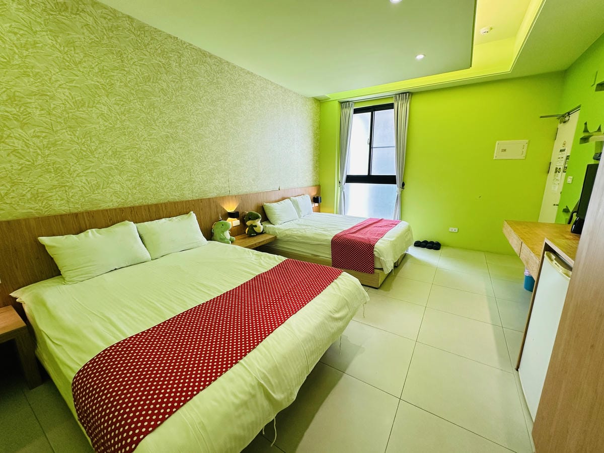 【黃色風箏】台南親子住宿開箱滑梯房、沙坑、搖搖馬玩到不想退