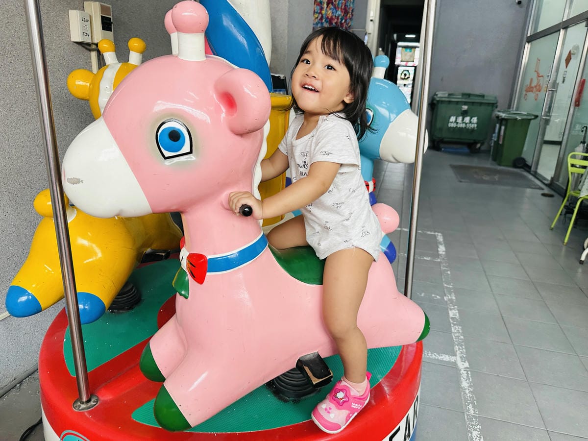 【黃色風箏】台南親子住宿開箱滑梯房、沙坑、搖搖馬玩到不想退